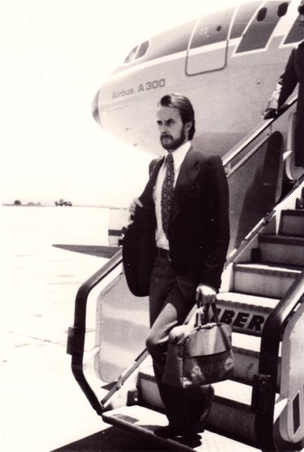 Zelfverzekerd terug van de zevendaagse cursus 'Er zit een James Bond in jou' en op weg naar Chantal om haar dat eens goed te gaan expliqueren.